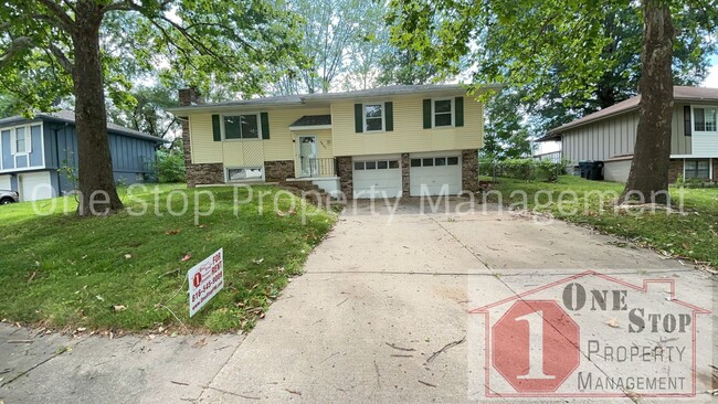 Primary Photo - 4 bedroom, 2 bathroom home in Blue Springs...