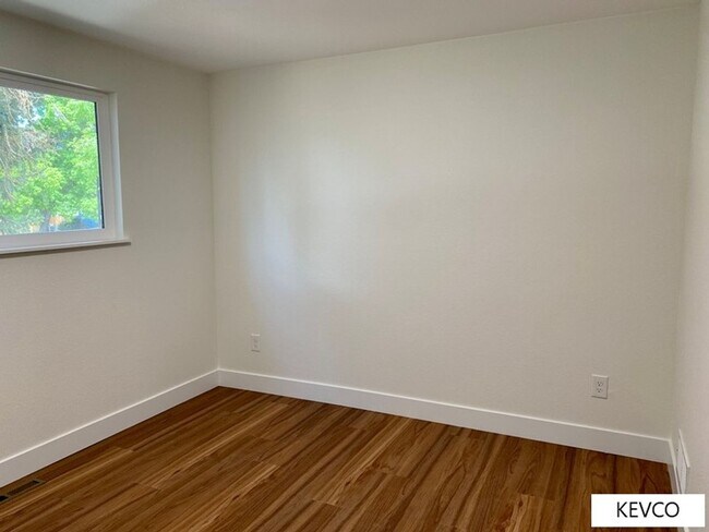 Building Photo - Tastefully Renovated Home!
