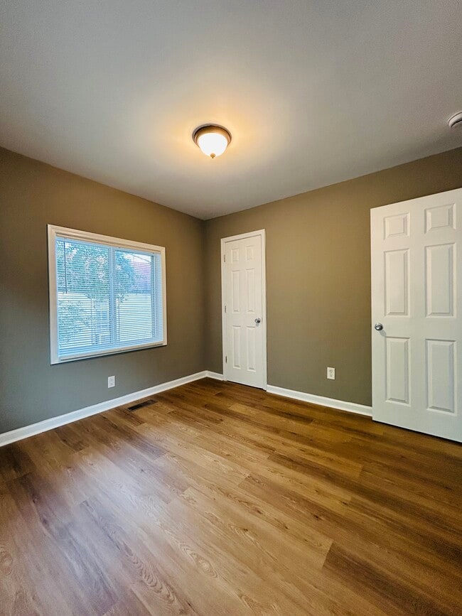 Building Photo - 1308 Leonard Ave
