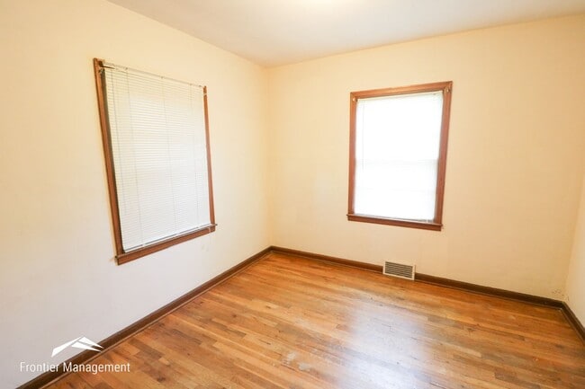 Building Photo - Awesome 3 bedroom 1 bathroom home located close to Aggieville and Campus!