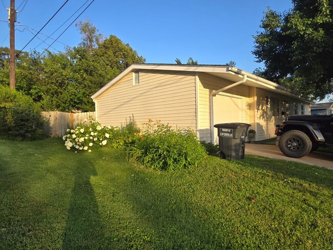 Building Photo - 3-4 bedroom ranch with attached garage, fe...