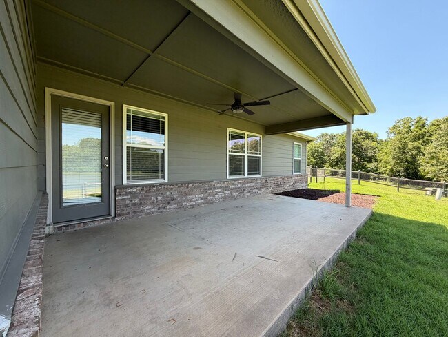 Building Photo - Pond Views & Jenks Schools!