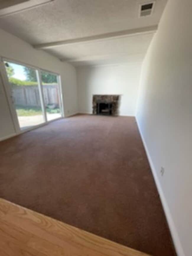 Building Photo - Adorable Home with Lots of Upgrades!