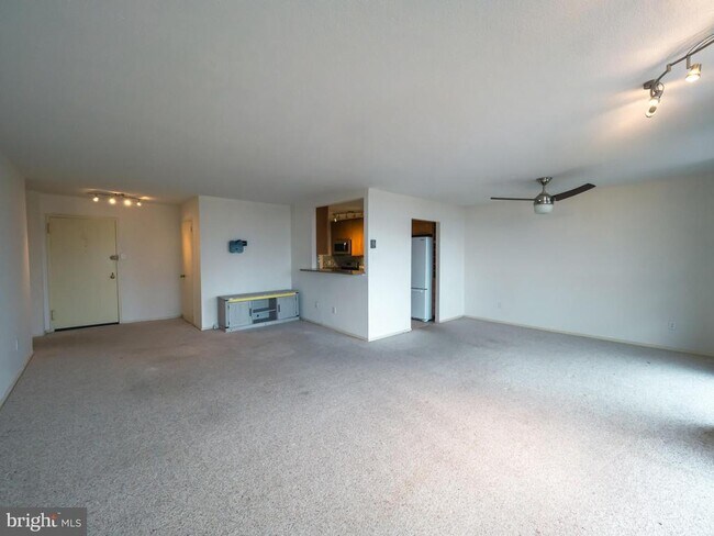 Building Photo - 6100 Westchester Park Dr