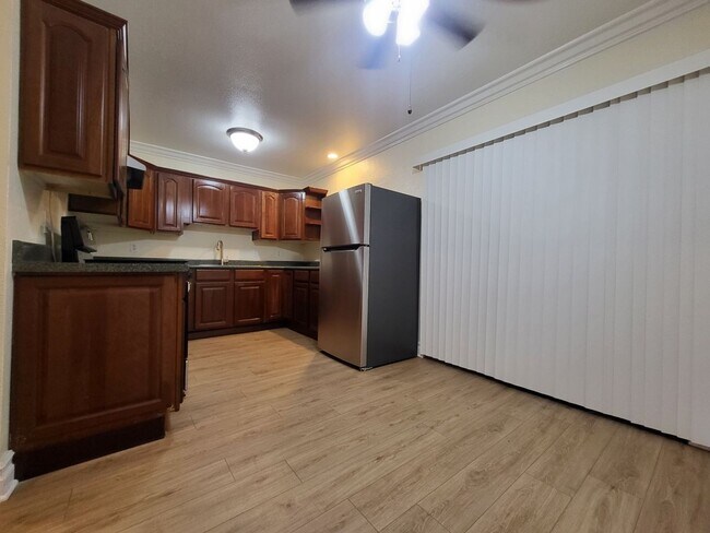 Building Photo - Large home on private cul-de-sac