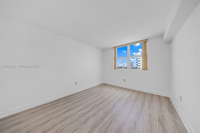 Building Photo - 7501 E Treasure Dr