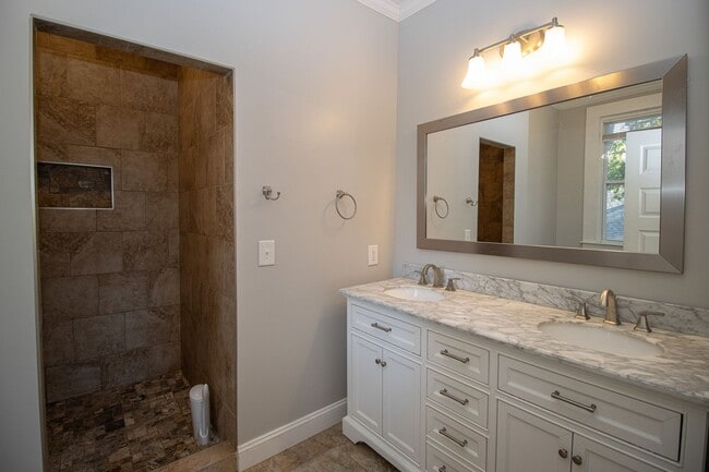 Building Photo - Immediate move-in! Short-term lease! Spaci...