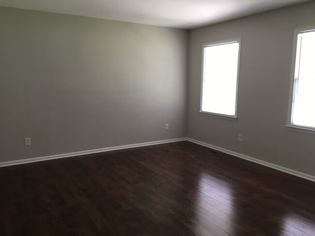 Building Photo - 501 Smokeridge~3 bedroom 2 bath~SPLIT LEVEL HOME. NO HOA. PRIVATE DRIVEWAY. CUL-DE-SAC LOCATION