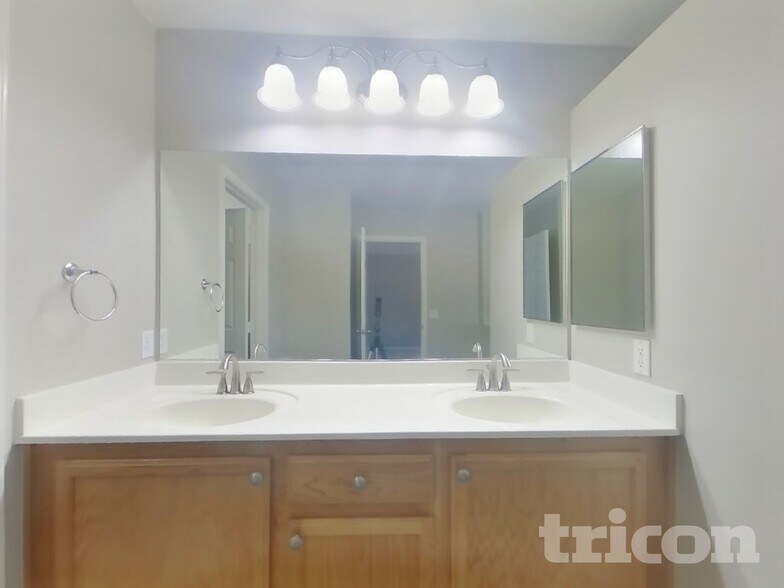 Building Photo - 878 Blue Rosalie Pl