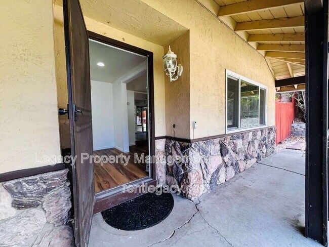 Building Photo - 493 Dahlia St