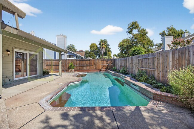 Building Photo - Beautiful 3-Bedroom Home with Pool in Elk ...