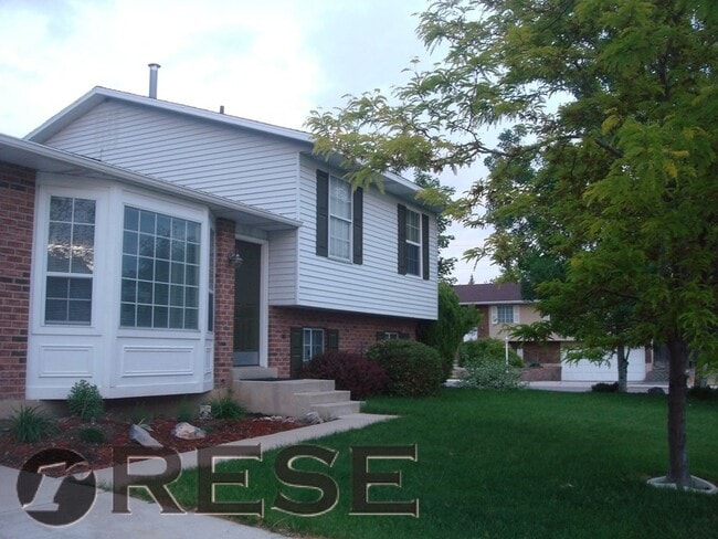 Building Photo - Great location Quaint Orem Home w 2 car ga...