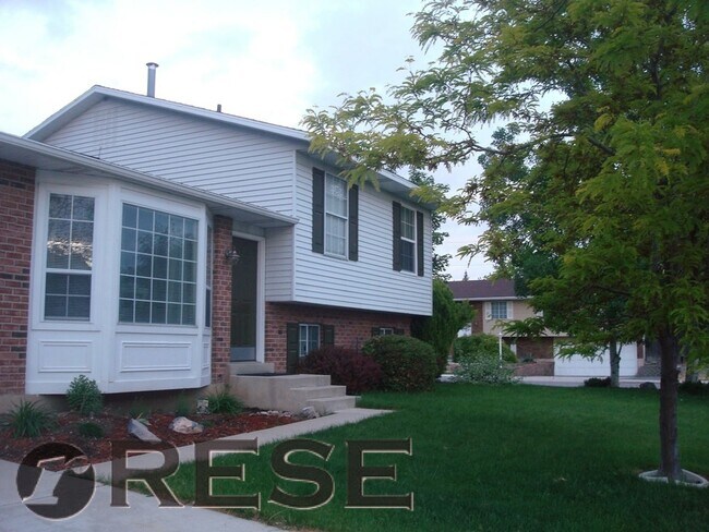 Building Photo - Great location Quaint Orem Home w 2 car garage!
