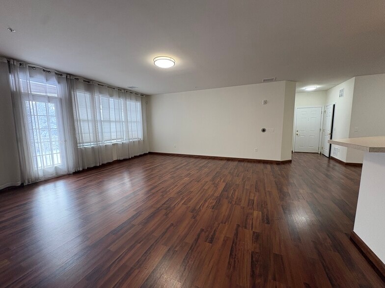 Family room - 326 Timberlake Dr