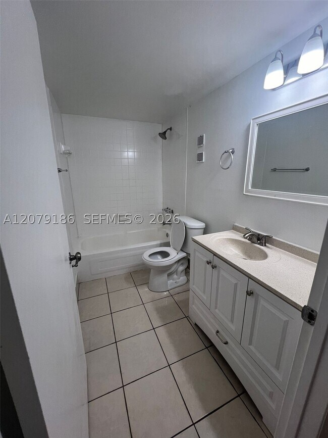 Building Photo - 10090 NW 80th Ct
