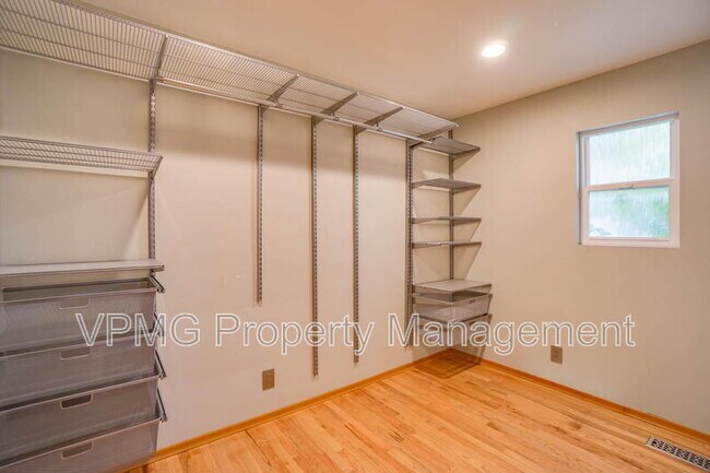 Building Photo - 6904 NE 70th St