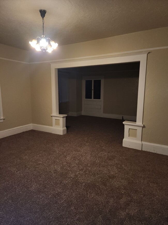 Building Photo - Move in Special -Downtown home, 3 bedroom,...