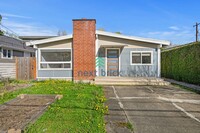 Building Photo - Elegant 3 bed & 2 bath single family house...