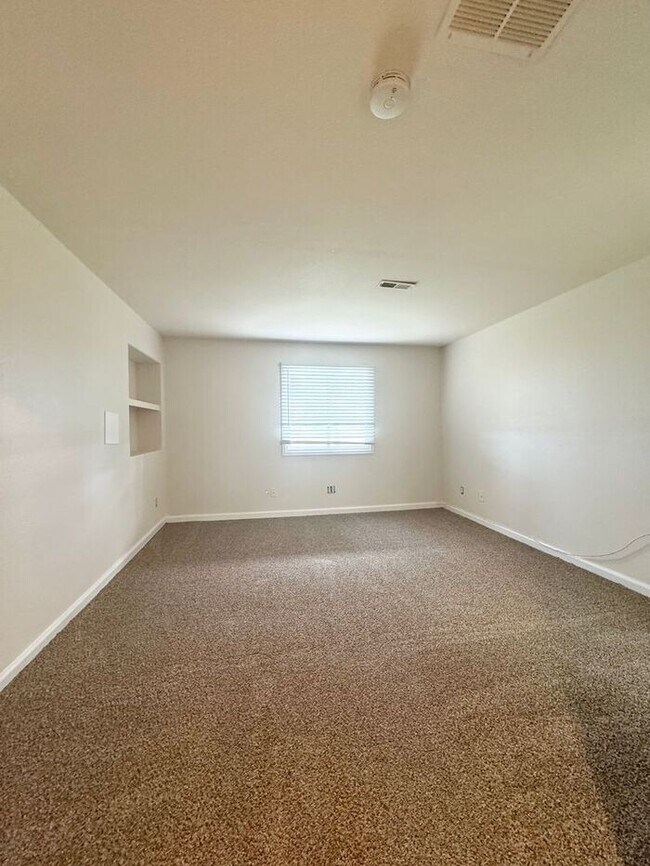 Building Photo - Stunning 4 Bedroom, 3.5 Bath with 3 car attached garage Home in Paragon Estates in Fort Collins, CO