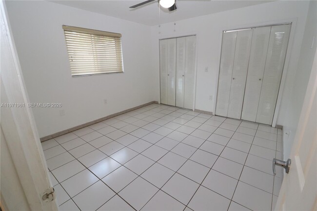 Building Photo - 230 SW 30th Ave