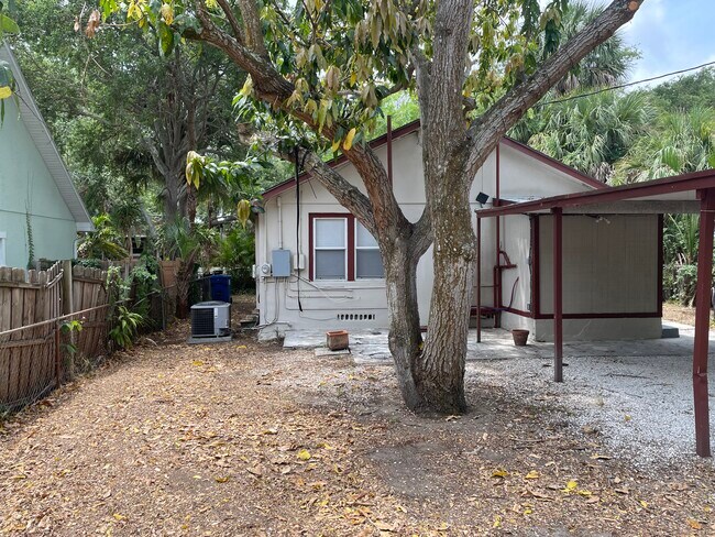 Building Photo - 873 10th Ave S