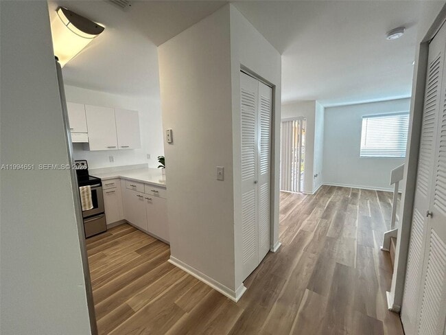 Building Photo - 6255 SW Kendale Lakes Cir