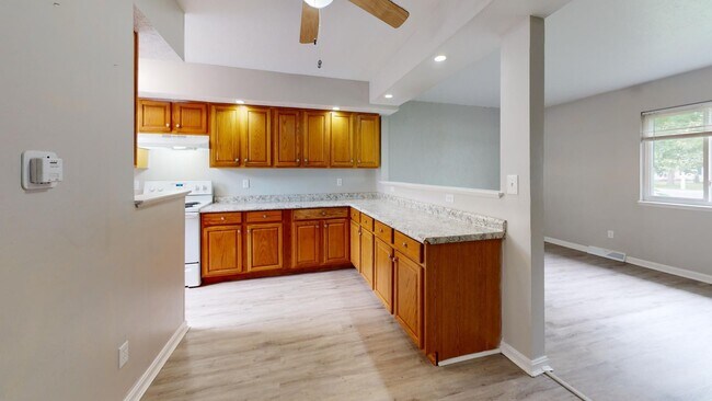 Building Photo - 3 Bedroom/1 bathroom renovated townhouse.