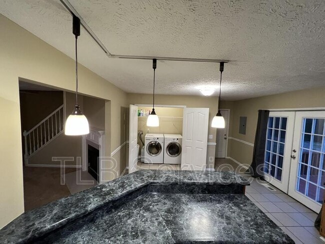 Building Photo - 211 Fall Creek Dr