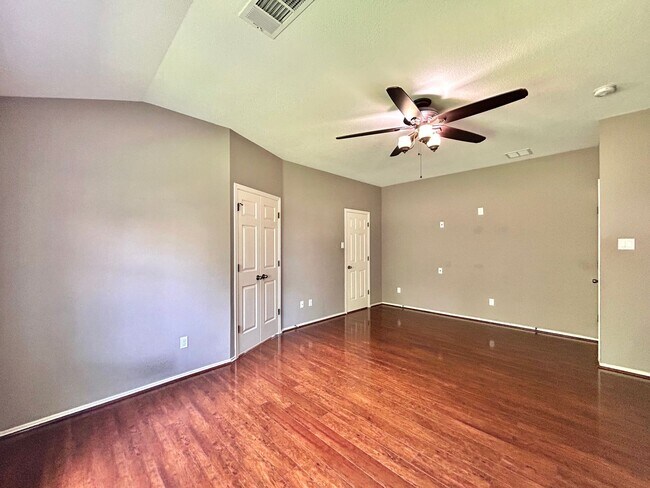 Building Photo - Beautiful & Spacious 3BR/2.5BA One-Level H...