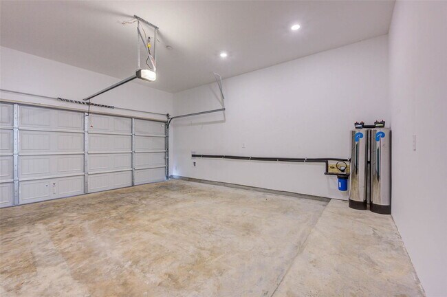 Building Photo - 609 Royal Arch Dr