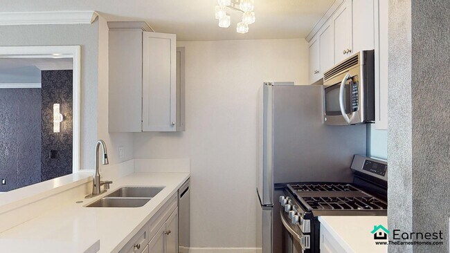 Building Photo - Spacious and Unique Ground-Floor 2BD/2BA U...