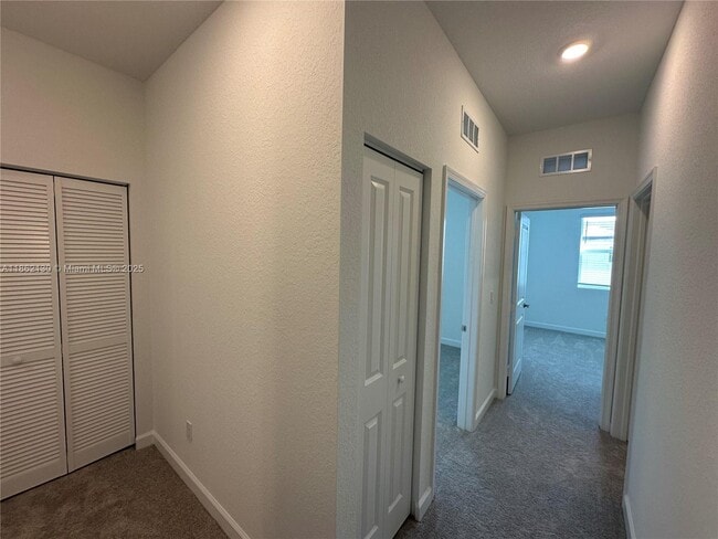 Building Photo - 402 SE Crossoak Ln