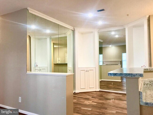 Building Photo - 1720 Lake Shore Crest Dr