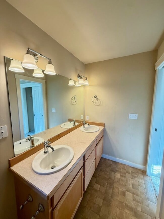 Building Photo - 3 Bedroom 3 Bathroom House Located Near a ...