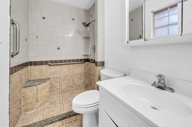 Building Photo - 1020 Pinetree Rd