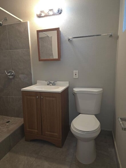 Building Photo - 624 E Roosevelt Ave