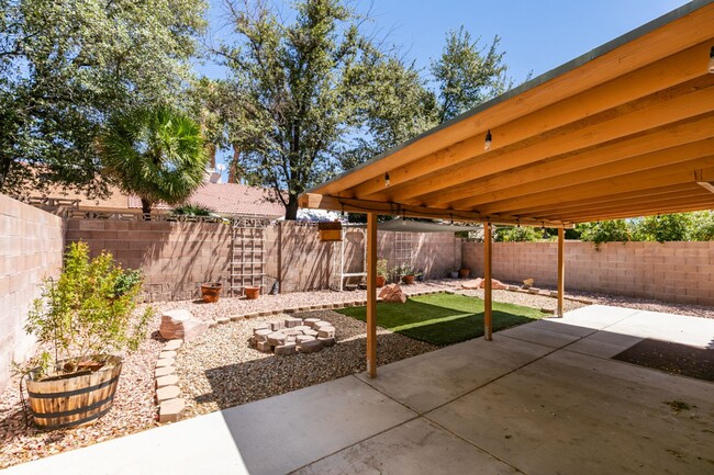 Building Photo - EASTERN AND WINDMILL 3 BEDROOM HOME WITH LARGE BACKYARD, NO HOA, AND SOLAR PANELS