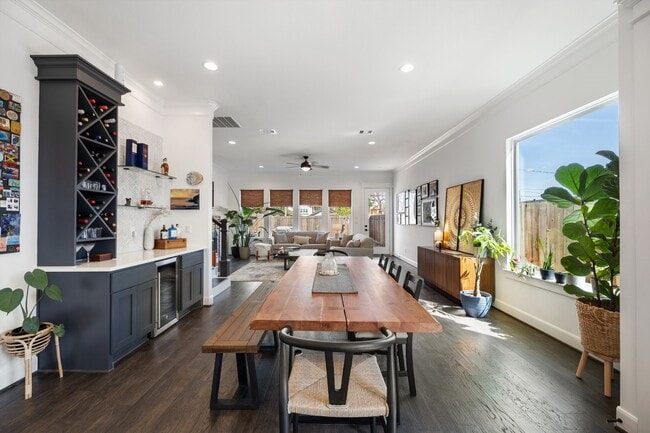 Building Photo - 817 W 19th St