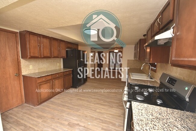 Building Photo - Central Norman 3 Bed 3 Bath MOVE IN SPECIA...