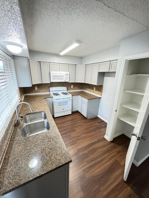 Building Photo - 606 Grinnell Dr
