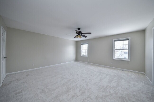 Building Photo - 389 Colonial Cir