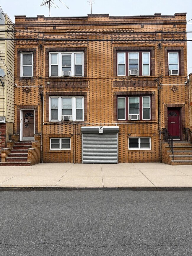 Building Photo - 14 Wallis Ave
