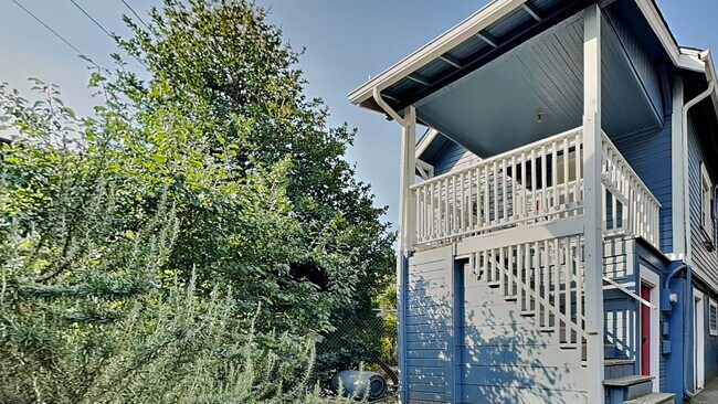 Building Photo - 718 S Yakima Ave