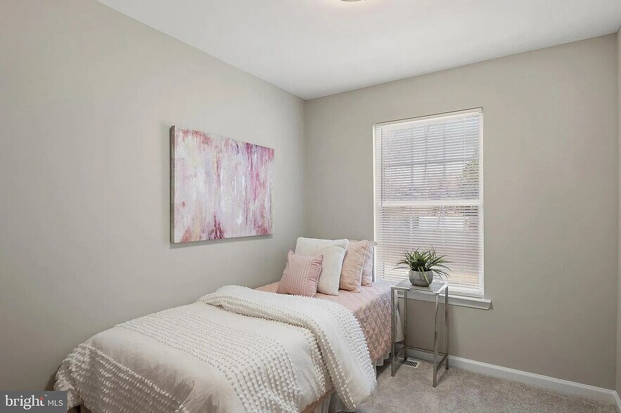 upstairs bed 3 - 5005 Apache St