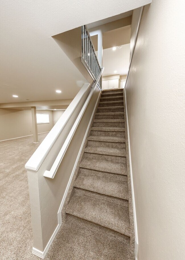 Building Photo - Stunning 5 Bedroom, 3.5 Bath Remodeled Hom...