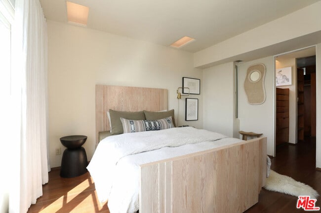 Building Photo - 1811 Edgecliffe Dr