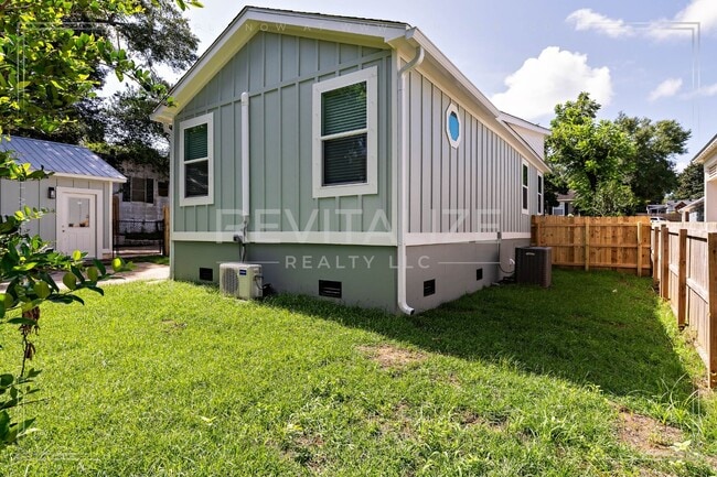 Building Photo - Gorgeous Spring Hill Home!
