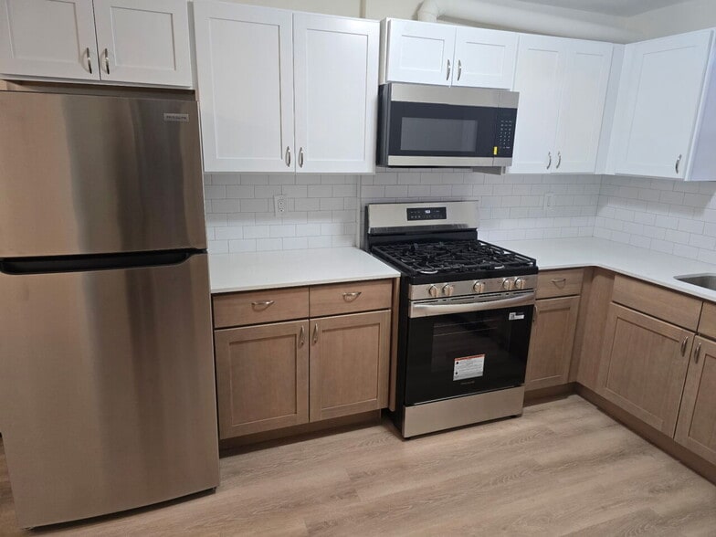 Building Photo - 1208 7th Ave