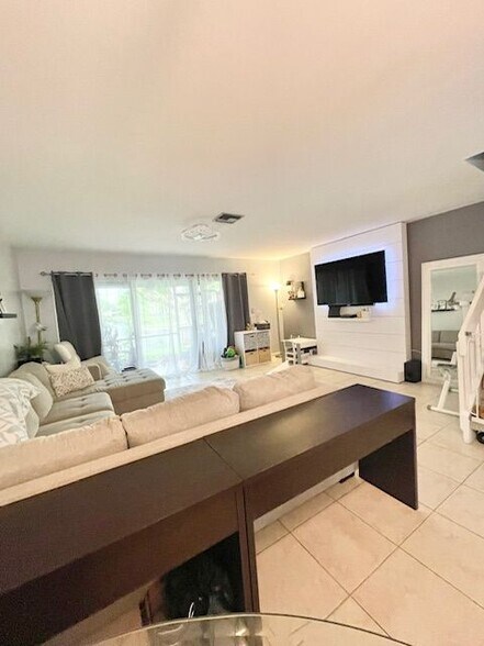 Building Photo - 3473 Carambola Cir S