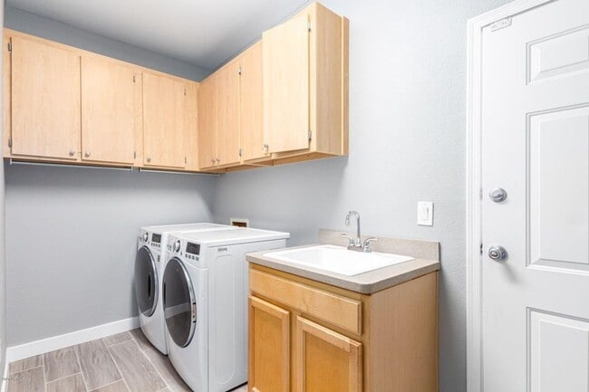 Building Photo - 3 bed remodeled  Old Town condo w/garage